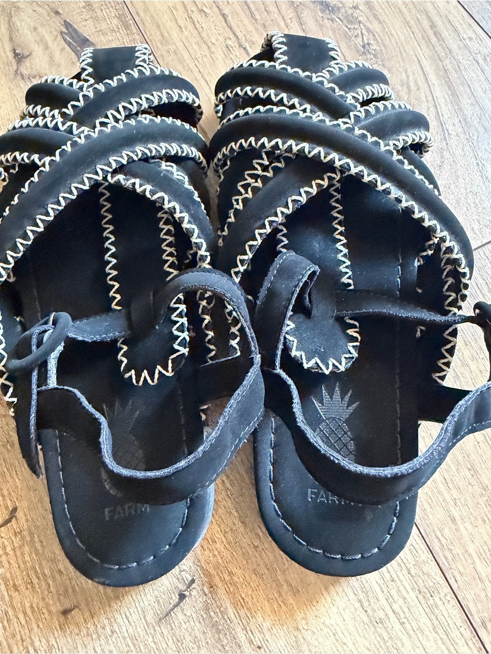 FARM Rio Women’s Black Strappy zigzag flat Sandals - Size 9 - Made in Brazil - Picture 2 of 8